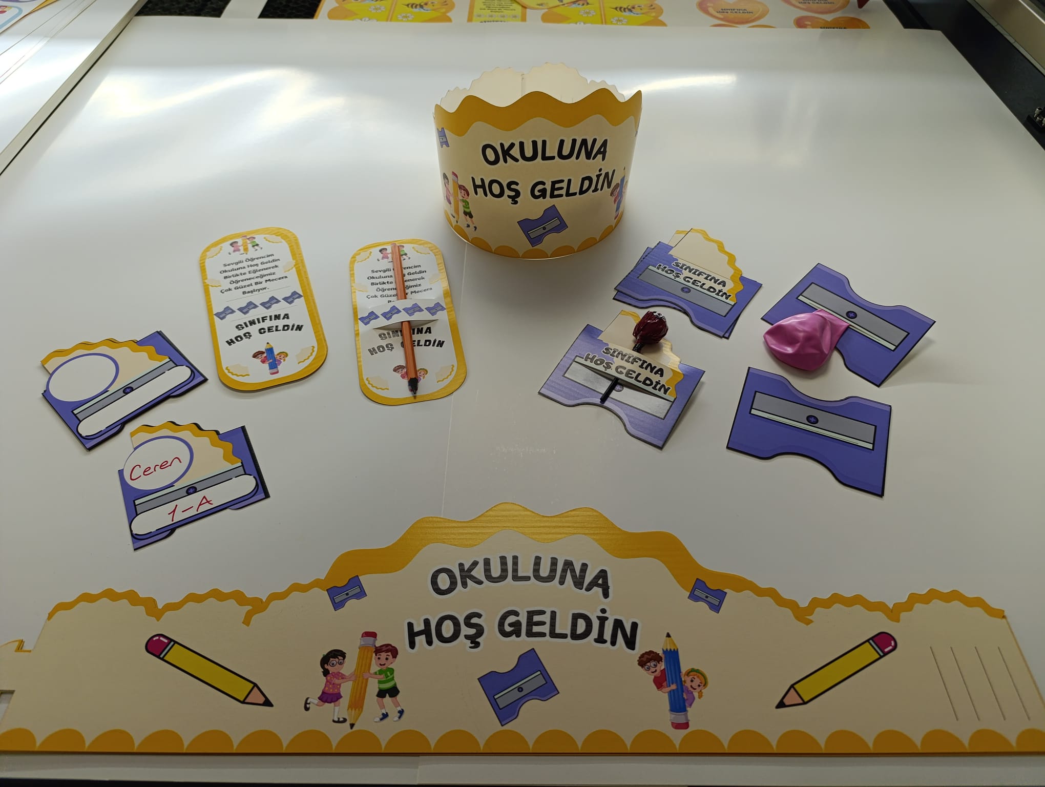 OKULUNA / SINIFINA HOŞ GELDİN ÖĞRENCİ TACI VE HEDİYE KARTI SETİ(5 PARÇA)  8 Lİ 04