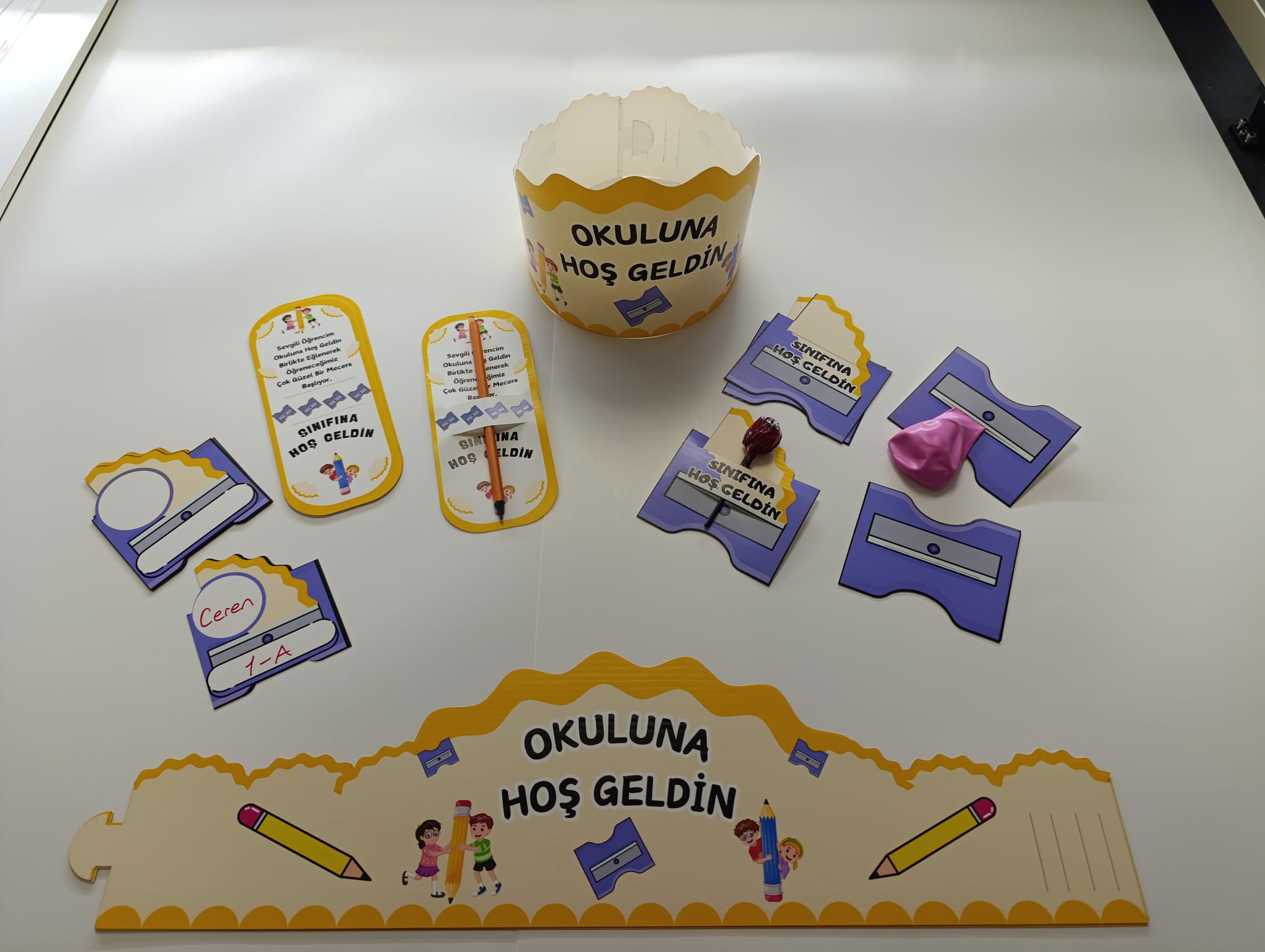 OKULUNA / SINIFINA HOŞ GELDİN ÖĞRENCİ TACI VE HEDİYE KARTI SETİ(5 PARÇA) 8'Lİ 04 OKULUNA / SINIFINA HOŞ GELDİN ÖĞRENCİ TACI VE HEDİYE KARTI SETİ(5 PARÇA) 8'Lİ 04