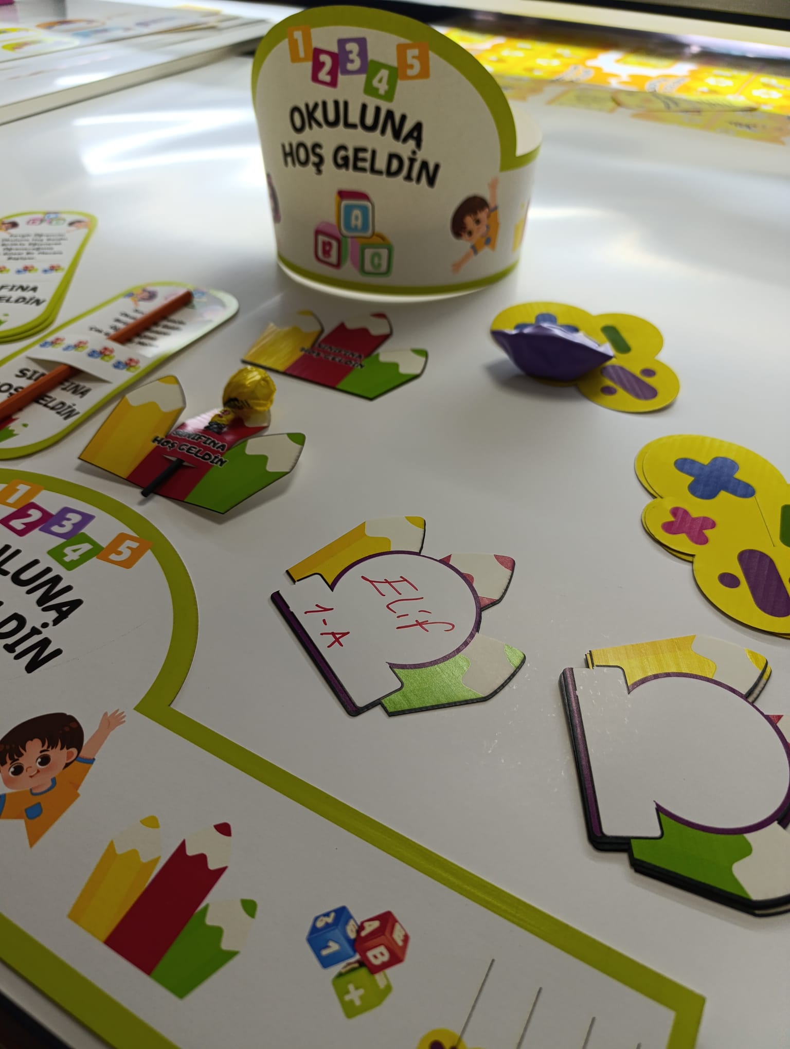 OKULUNA / SINIFINA HOŞ GELDİN ÖĞRENCİ TACI VE HEDİYE KARTI SETİ(5 PARÇA) 8'Lİ 05 OKULUNA / SINIFINA HOŞ GELDİN ÖĞRENCİ TACI VE HEDİYE KARTI SETİ(5 PARÇA) 8'Lİ 05